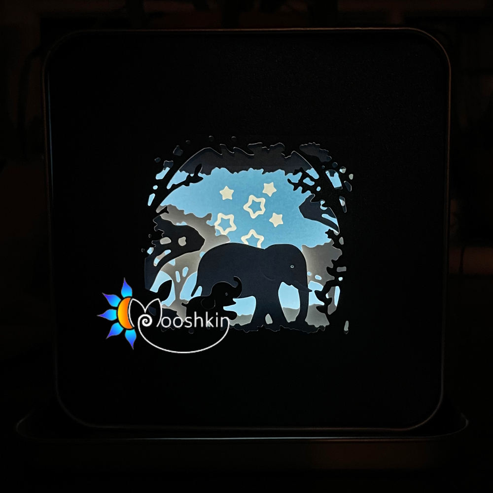 Lantin: elephants. Light-up scene in a tin.