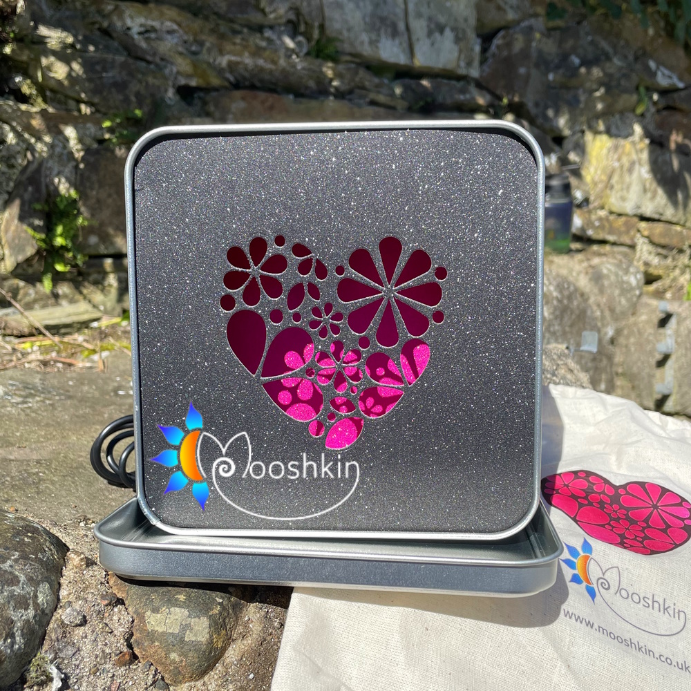 Lantin - light-up scene in a tin. Flowery heart design.