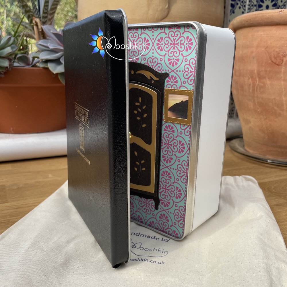 Handmade Lantin (light-up scene in a tin): the king in the cupboard, a snowy fantasy world behind the doors of a cupboard