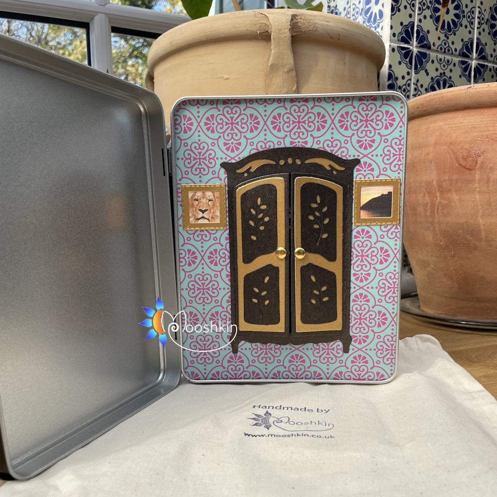 Handmade Lantin (light-up scene in a tin): the king in the cupboard, a snowy fantasy world behind the doors of a cupboard